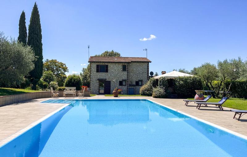 Luxury Villa with pool by Varental