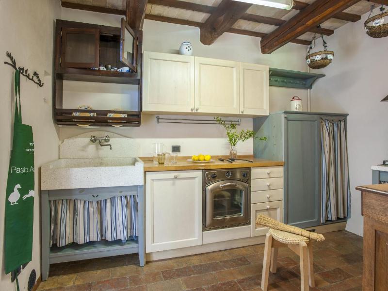 Marche Villa Close Culture