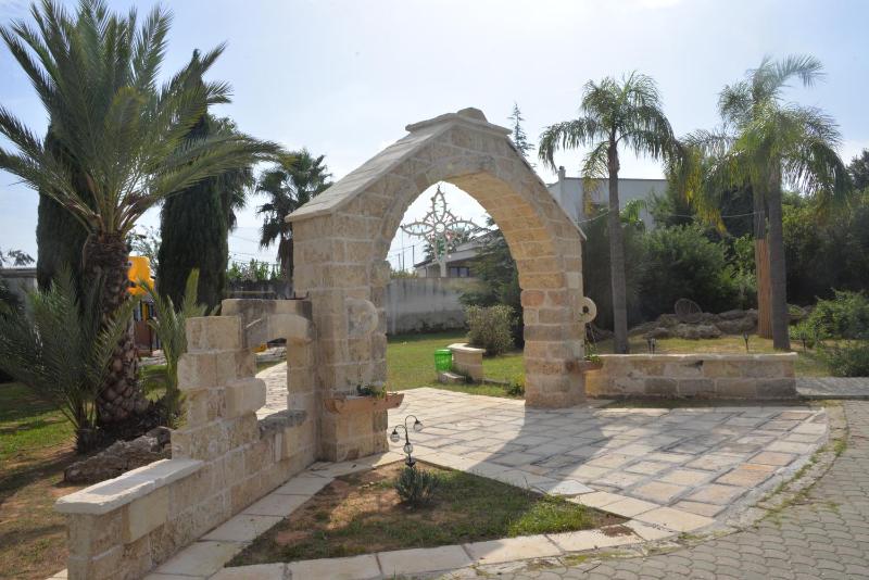 Marlù Luxury Rooms Pool and Garden