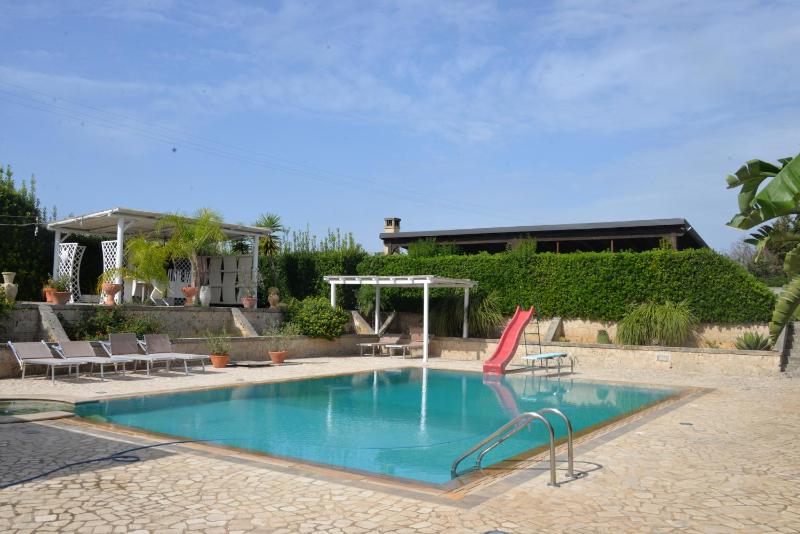 Marlù Luxury Rooms Pool and Garden