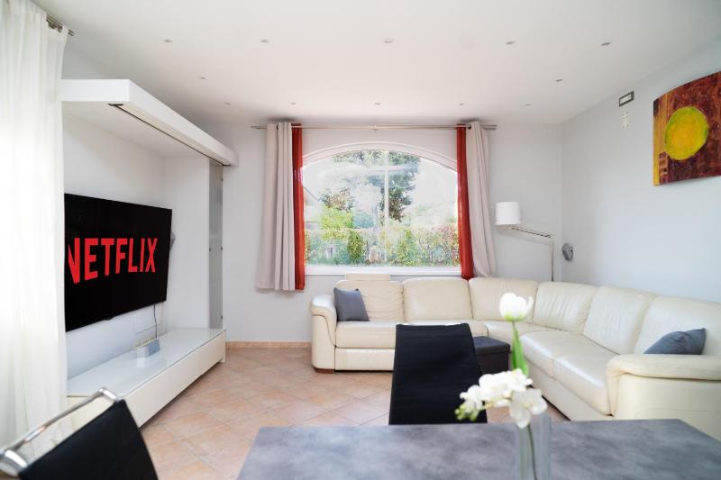 Moderna villa con piscina a due Passi dal Golf Club