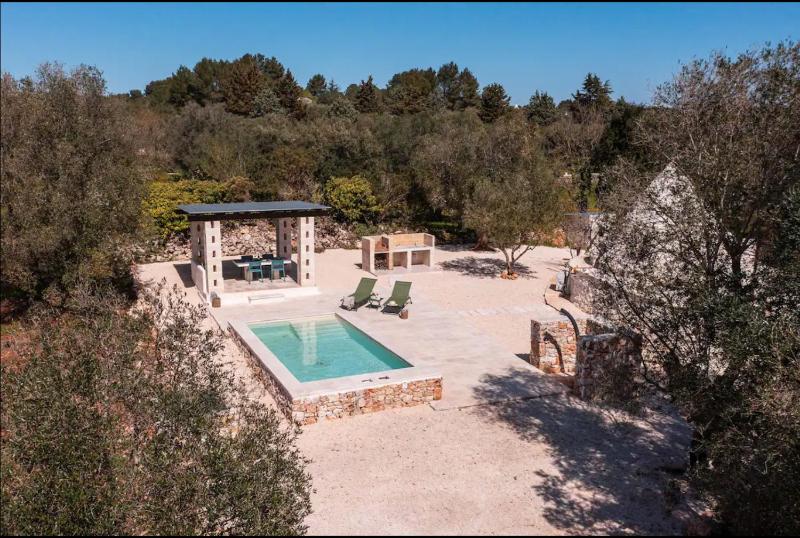 Siede la Terra - Trullo con piscina