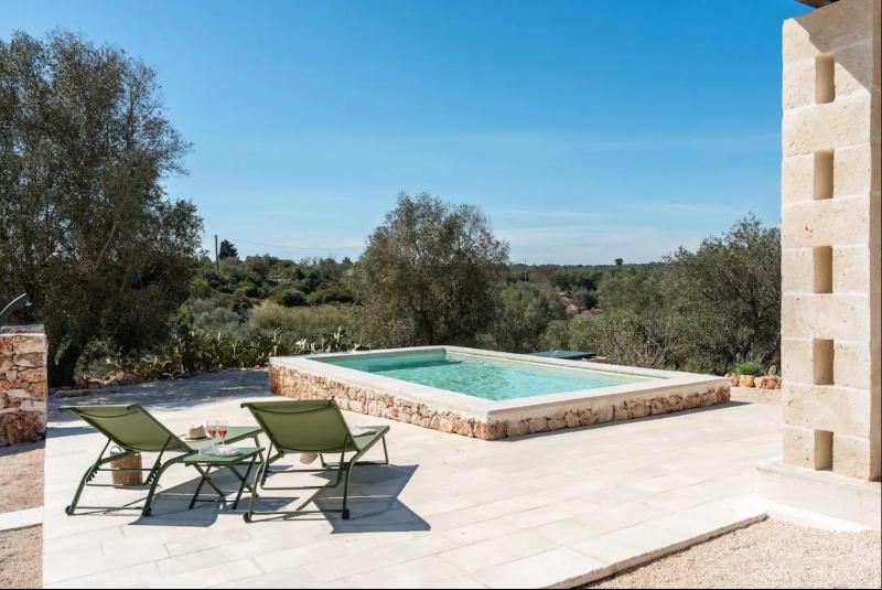 Siede la Terra - Trullo con piscina