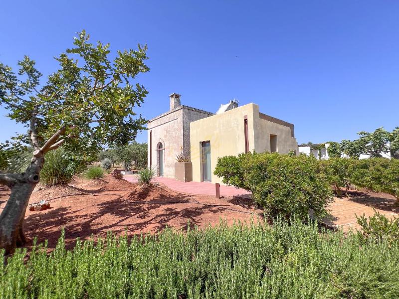 TD Torretta Macramè amid the Mediterranean scrub