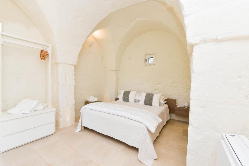 Tenuta Lamia degli Ulivi - Ostuni Puglia - Ancient Lamia and Modern Villa