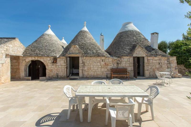 Trulli Antonio, Authentic apulian Trullo with private pool