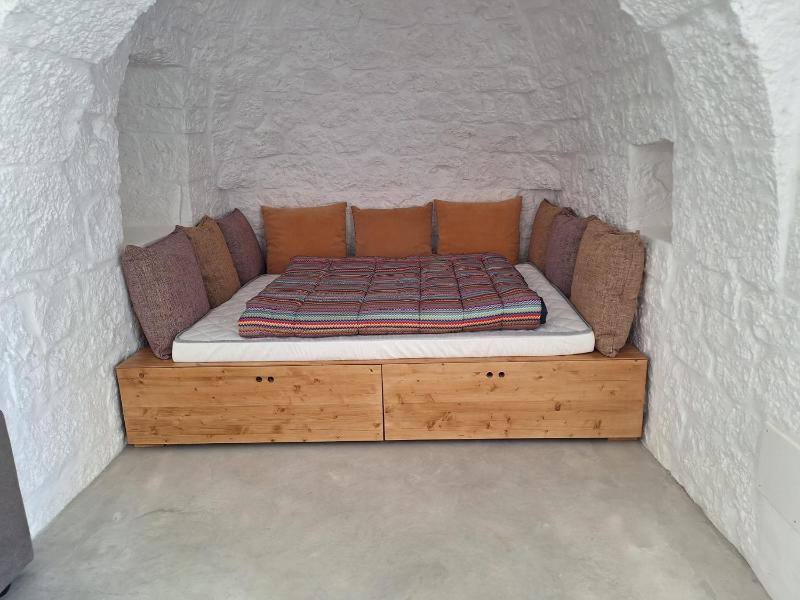 Trulli au milieu d'un champ d'oliviers avec piscine