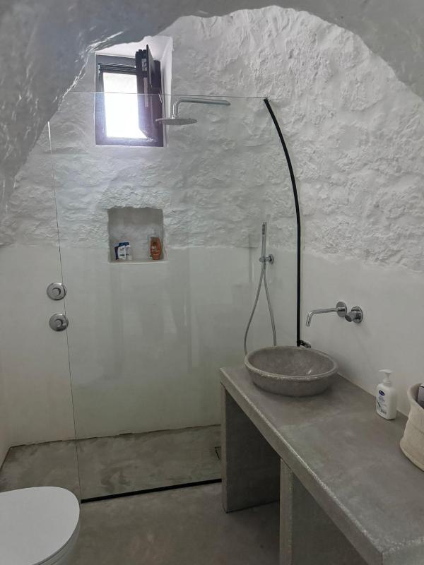 Trulli au milieu d'un champ d'oliviers avec piscine