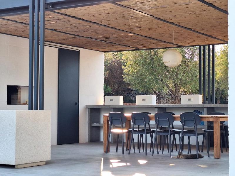 Trulli au milieu d'un champ d'oliviers avec piscine