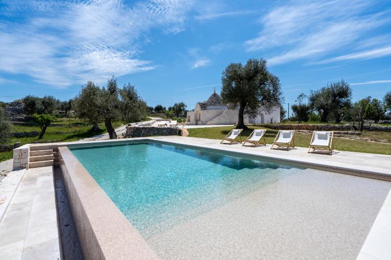 Trulli Cicerali , trulli design con piscina panoramica