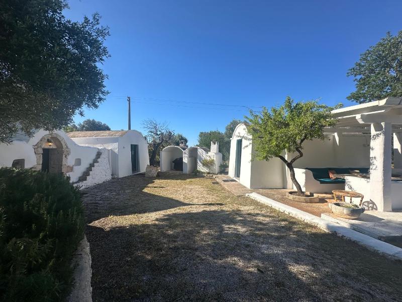 Trullo Alberico, immerso nella natura