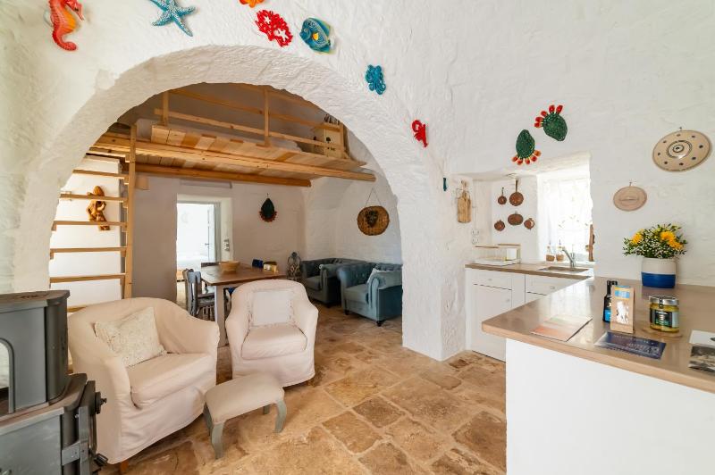 Trullo Ape Regina by MONHOLIDAY