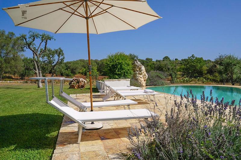 Trullo della Fontana di Sant'Anna - Max 9 guests, infinity swimming pool, 4 bedrooms, 3 bathrooms, wonderful garden