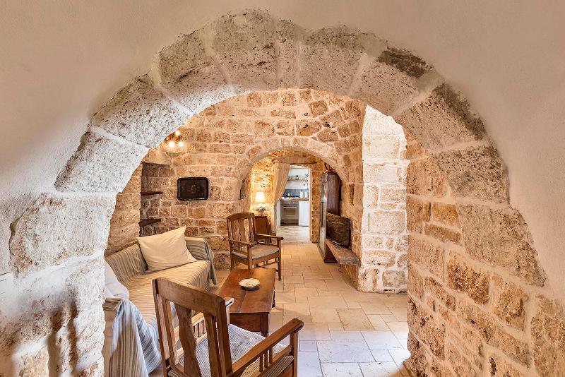 Trullo della Fontana di Sant'Anna - Max 9 guests, infinity swimming pool, 4 bedrooms, 3 bathrooms, wonderful garden