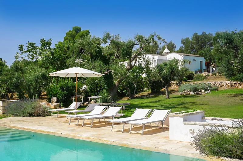 Trullo della Fontana di Sant'Anna - Max 9 guests, infinity swimming pool, 4 bedrooms, 3 bathrooms, wonderful garden