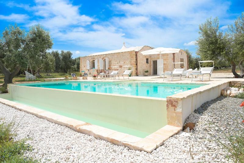 Trullo Delori with infinity Pool