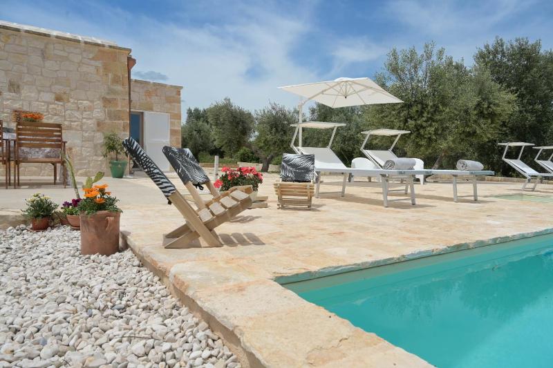 Trullo Delori with infinity Pool
