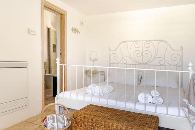 Trullo Vittoria Ostuni with private swimming pool