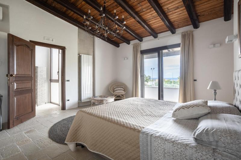 Villa a 300 Mt. dal Mare (Magaggiari) con campo da tennis