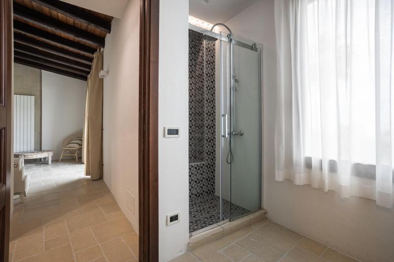 Villa a 300 Mt. dal Mare (Magaggiari) con campo da tennis