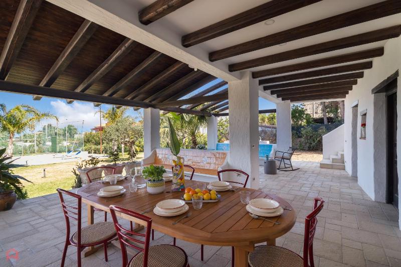 Villa a 300 Mt. dal Mare (Magaggiari) con campo da tennis