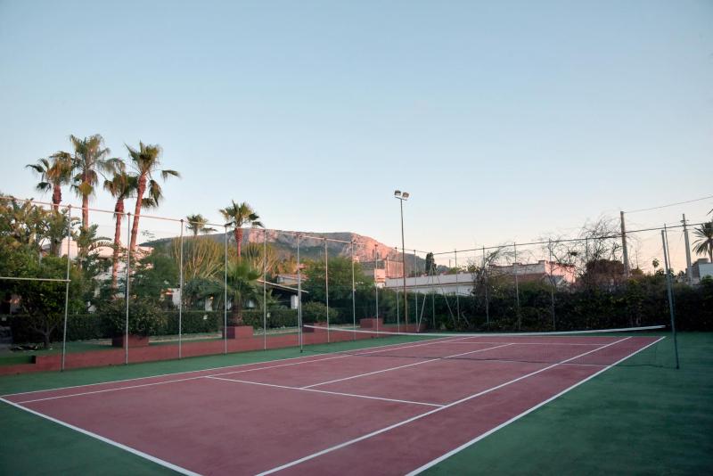 Villa a 300 Mt. dal Mare (Magaggiari) con campo da tennis