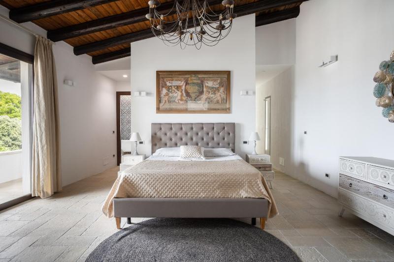 Villa a 300 Mt. dal Mare (Magaggiari) con campo da tennis