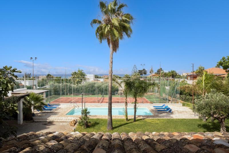 Villa a 300 Mt. dal Mare (Magaggiari) con campo da tennis
