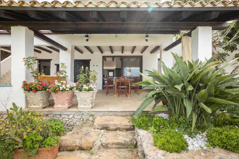 Villa a 300 Mt. dal Mare (Magaggiari) con campo da tennis