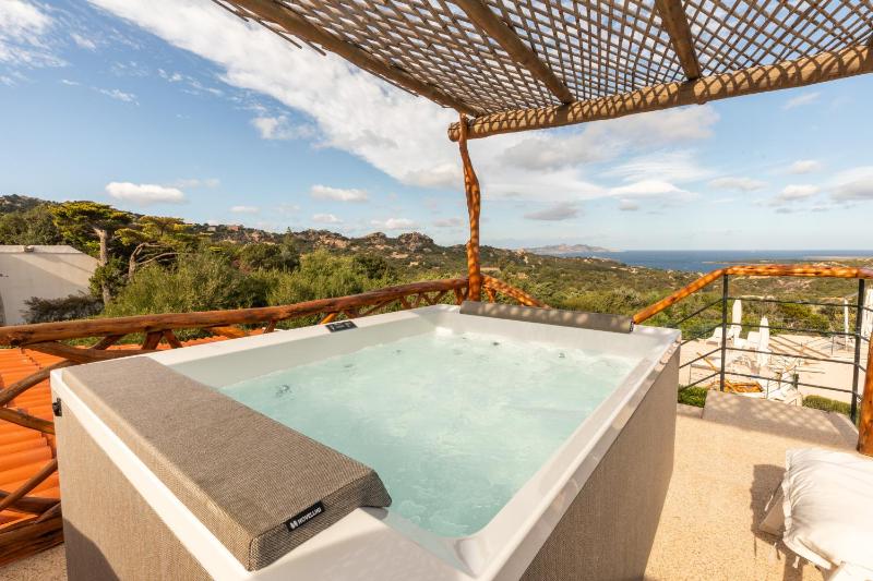 VILLA AMIRA Porto Cervo con vista Mozzafiato sul Mare,Piscina Privata,WELLNESS & SPA