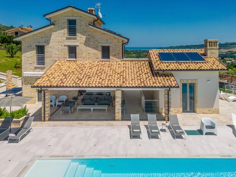 Villa Amore di Ada - Modern Design Villa - AirCo, Private Pool & Near The Beach