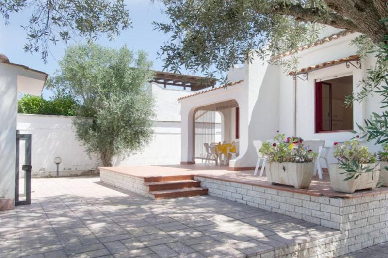Villa Antonella con Piscina nel Boomerang Village a Torre Colimena