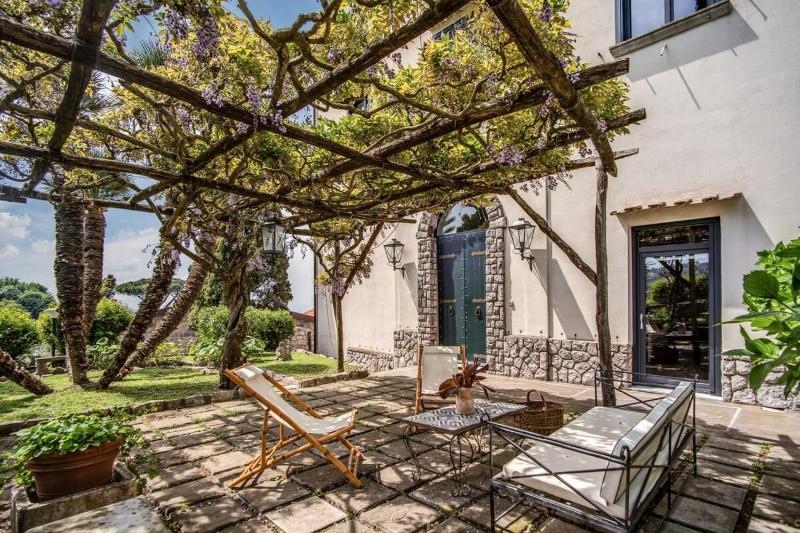 Villa Aragona Historic Villa with Views and Guest services by Feeling Italy