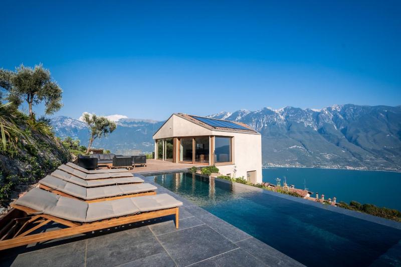 Villa Arias lake view