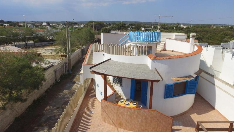 Villa Azzurra con piscina e con vista mare fronte Spiaggia Specchiarica di San Pietro in Bevagna