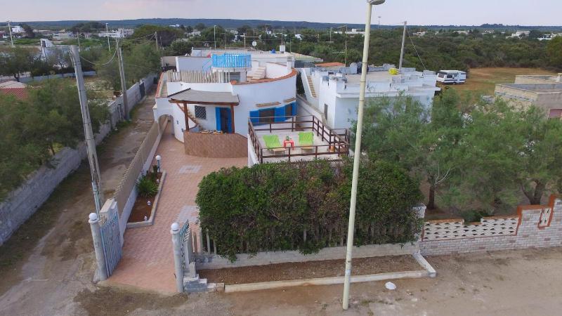 Villa Azzurra con piscina e con vista mare fronte Spiaggia Specchiarica di San Pietro in Bevagna