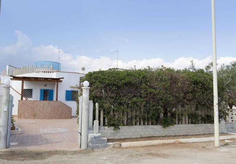 Villa Azzurra con piscina e con vista mare fronte Spiaggia Specchiarica di San Pietro in Bevagna