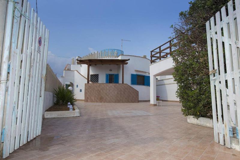 Villa Azzurra con piscina e con vista mare fronte Spiaggia Specchiarica di San Pietro in Bevagna