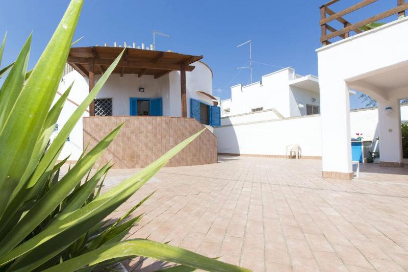 Villa Azzurra con piscina e con vista mare fronte Spiaggia Specchiarica di San Pietro in Bevagna