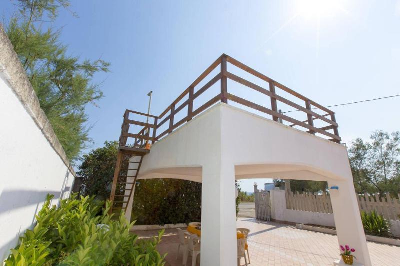 Villa Azzurra con piscina e con vista mare fronte Spiaggia Specchiarica di San Pietro in Bevagna