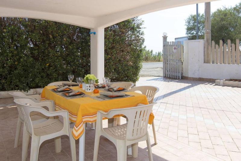 Villa Azzurra con piscina e con vista mare fronte Spiaggia Specchiarica di San Pietro in Bevagna