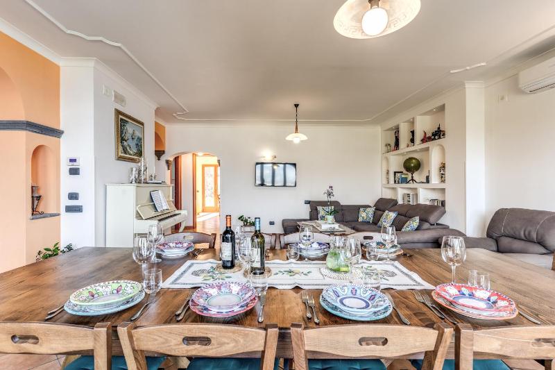 VILLA CARUSO PRIVATE HEATED POOL & SEA VIEW