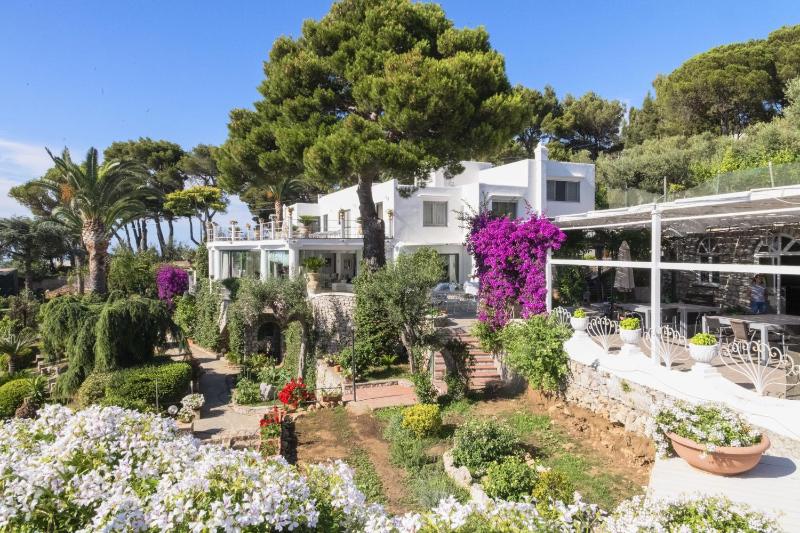 Villa con piscina con 8 camere matrimoniali ad Anacapri, by La Canostra Capri