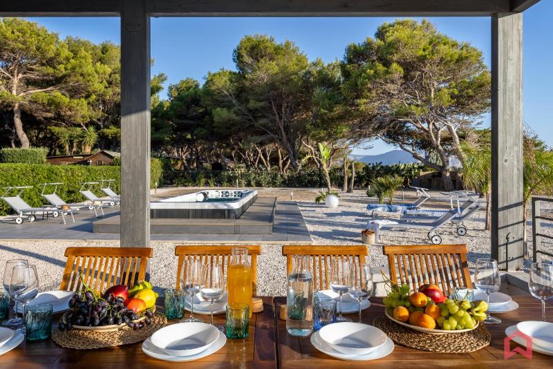 Villa con piscina e SPA sul mare
