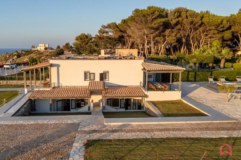 Villa con piscina e SPA sul mare