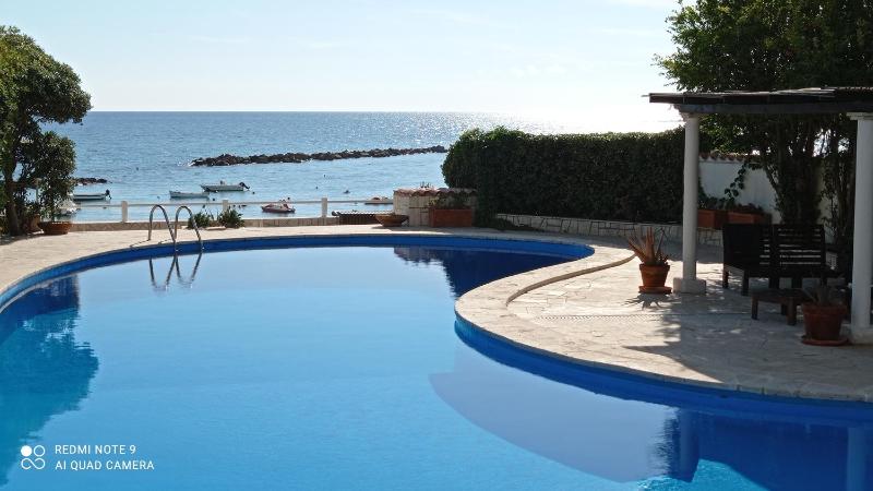 Villa con Piscina Privata fronte Spiaggia
