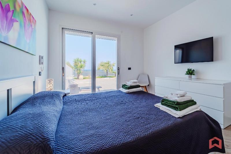 Villa con Piscina sul Mare a Terrasini