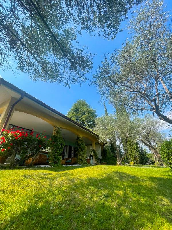 Villa con vista lago e piscina