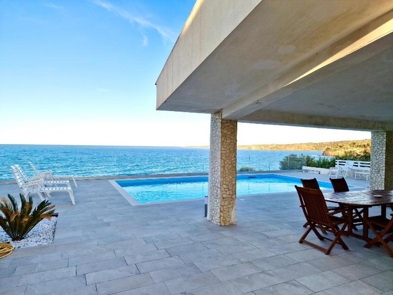 Villa Daniela - Villa con piscina privata e discesa a mare tra Catania e Siracusa