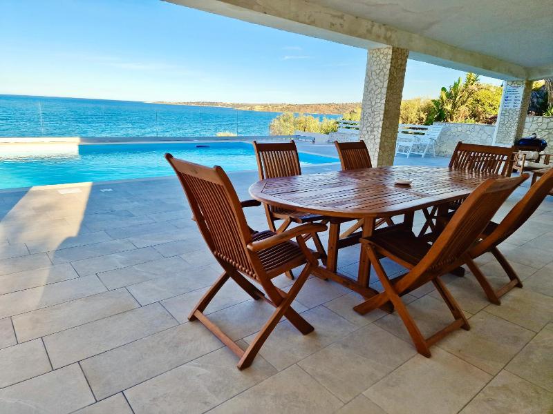 Villa Daniela - Villa con piscina privata e discesa a mare tra Catania e Siracusa